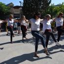 Danse de Zorba dans la cour du LFHED